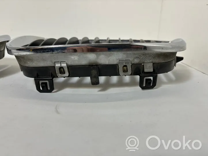 BMW 1 E81 E87 Grill / Wlot powietrza błotnika przedniego 22405910