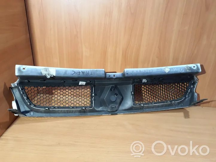 Renault Trafic II (X83) Grille calandre supérieure de pare-chocs avant 7700313438