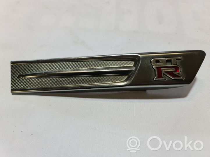 Nissan GT-R Moulure, baguette/bande protectrice d'aile 63870