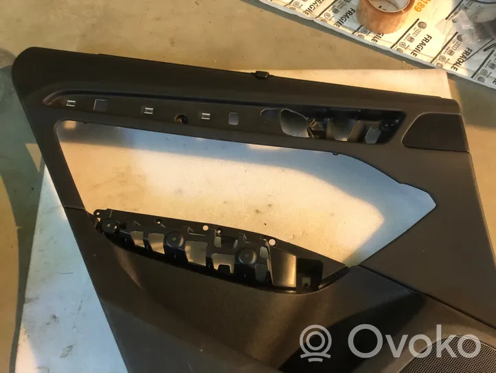 Audi Q5 SQ5 Takaoven verhoilu 