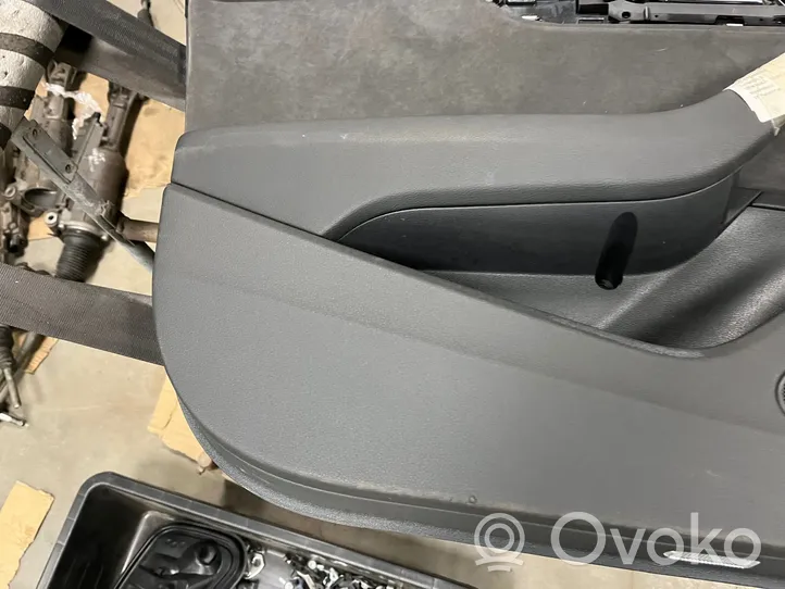 Audi A4 S4 B9 Rivestimento del pannello della portiera anteriore 8W0867133