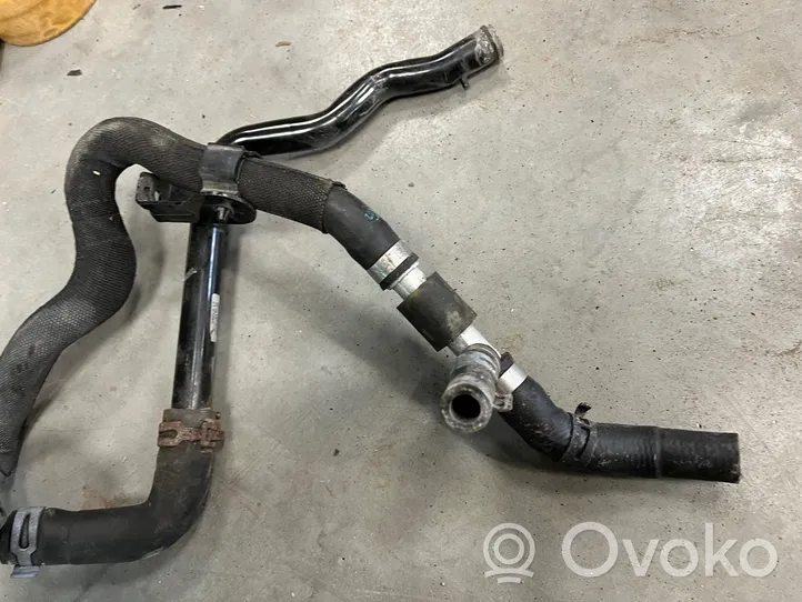 Audi A5 8T 8F Tuyau de liquide de refroidissement moteur 8F0121075