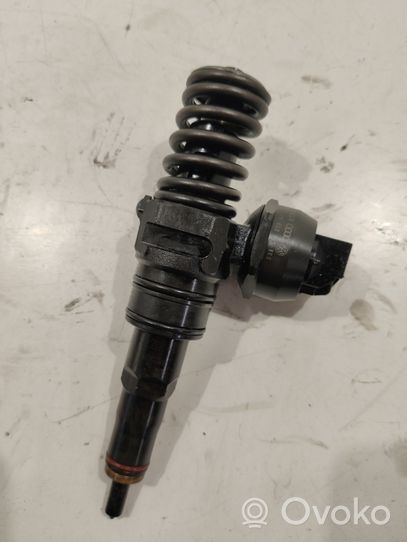 Volkswagen Golf IV Injecteur de carburant 038130073AJ