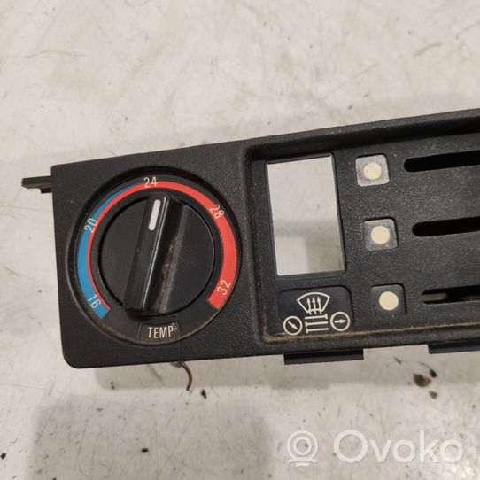 BMW 5 E28 Oro kondicionieriaus/ klimato/ pečiuko valdymo blokas (salone) 1375098