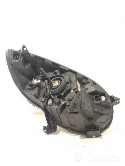 Toyota Aygo AB10 Lampa przednia 811500H090