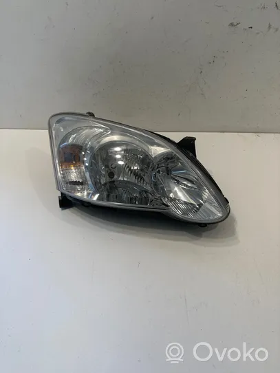 Toyota Corolla E120 E130 Lampa przednia 8111002381