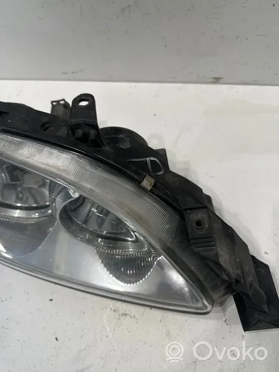 Toyota Avensis T220 Headlight/headlamp 