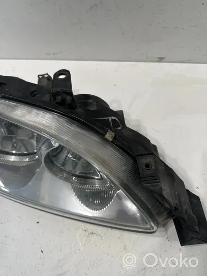 Toyota Avensis T220 Lampa przednia 