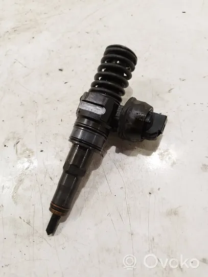 Volkswagen PASSAT B6 Fuel injector 0414720313