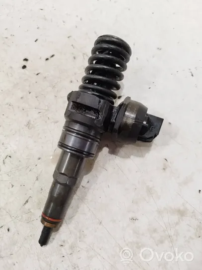 Volkswagen Golf V Fuel injector 038130073bn