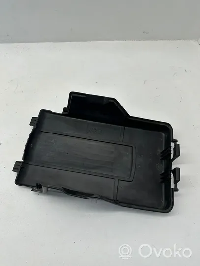 Volkswagen PASSAT B7 Tapa/cubierta para la caja de la batería 3C0915443A