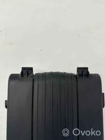 Volkswagen PASSAT B7 Tapa/cubierta para la caja de la batería 3C0915443A