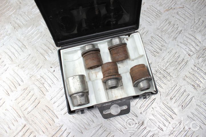 Toyota Prius (XW30) Dadi antifurto e blocco ruota WHEEL NUTS