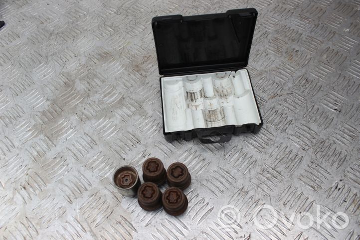 Toyota Prius (XW30) Dadi antifurto e blocco ruota WHEEL NUTS