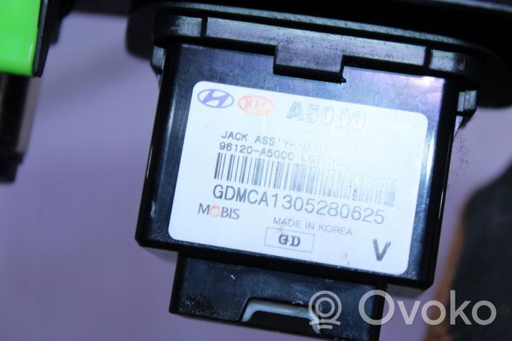 Hyundai i30 Enchufe conector entrada auxiliar 96120A5000