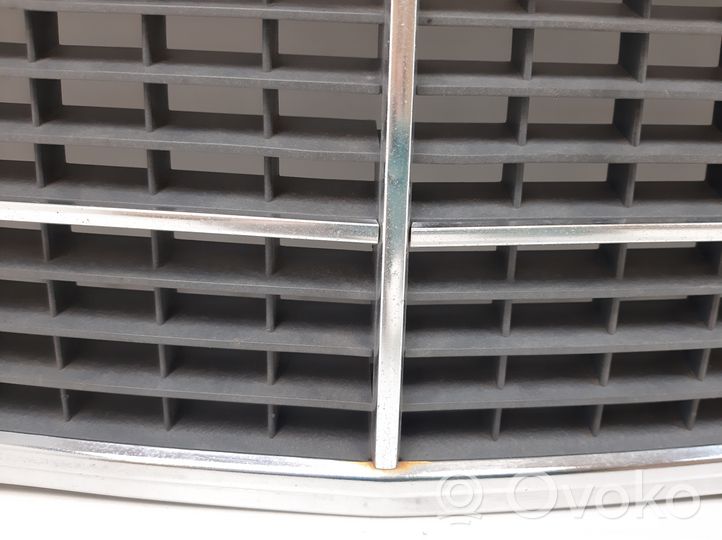 Mercedes-Benz E W210 Maskownica / Grill / Atrapa górna chłodnicy 2108880023