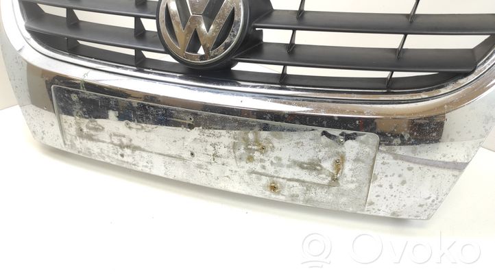 Volkswagen Touareg I Front bumper upper radiator grill 