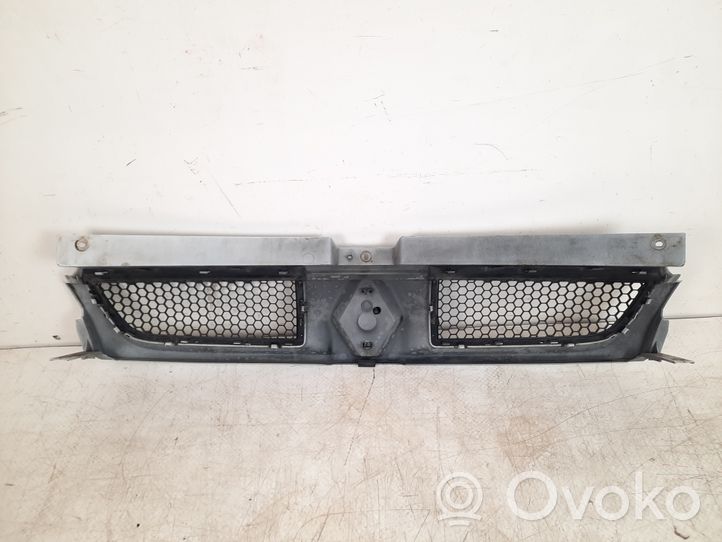 Renault Trafic II (X83) Grille calandre supérieure de pare-chocs avant 