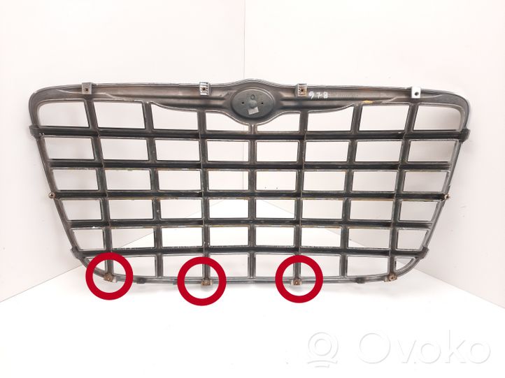 Chrysler 300 - 300C Maskownica / Grill / Atrapa górna chłodnicy 04806455AA