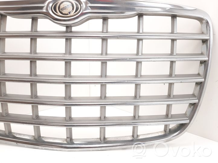 Chrysler 300 - 300C Maskownica / Grill / Atrapa górna chłodnicy 04806455AA