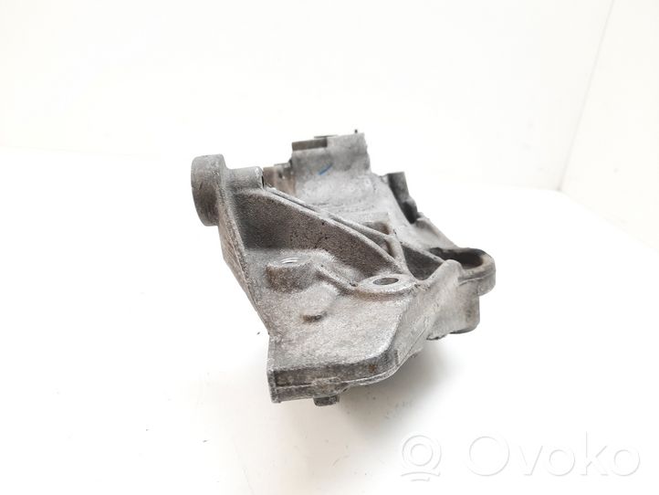 Nissan Qashqai Support de générateur / alternateur 117103585R