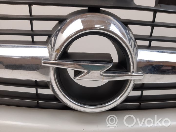 Opel Movano A Griglia superiore del radiatore paraurti anteriore 8200233763