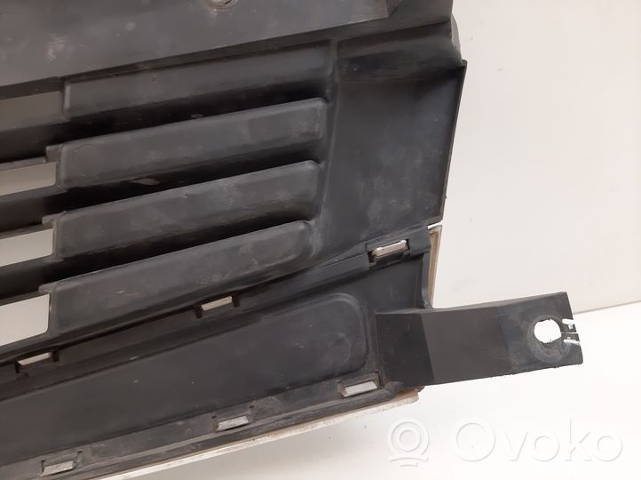 Renault Master II Front bumper upper radiator grill 8200426365