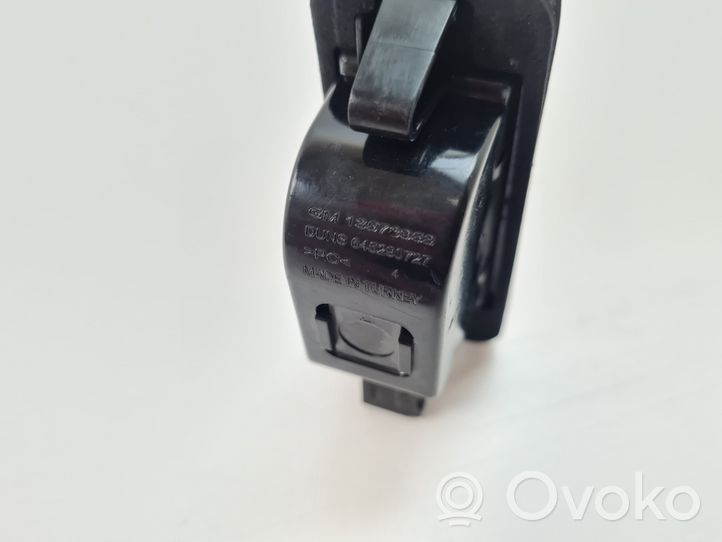 Opel Zafira C Lampa oświetlenia tylnej tablicy rejestracyjnej 13578958