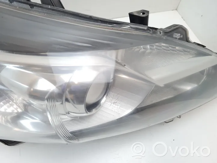 Toyota Verso Lampa przednia 811100F161