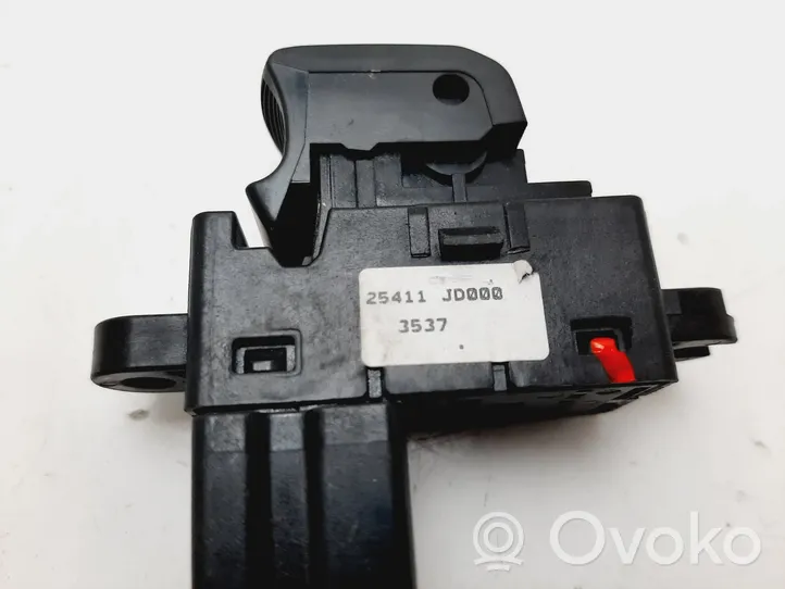 Nissan Qashqai Interruttore di controllo dell’alzacristalli elettrico 25411JD000