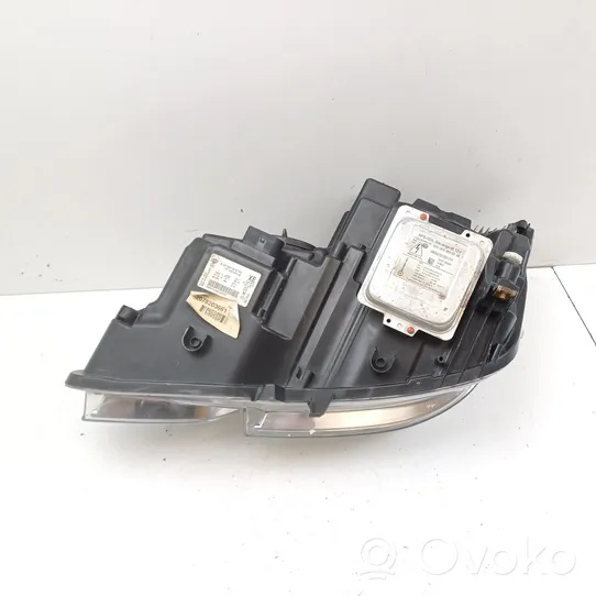 Mercedes-Benz E C207 W207 Lampa przednia A2078203661