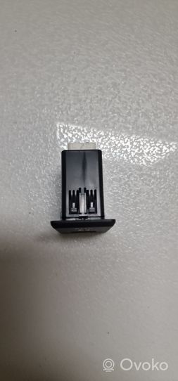 Nissan X-Trail T32 USB socket connector 795405004