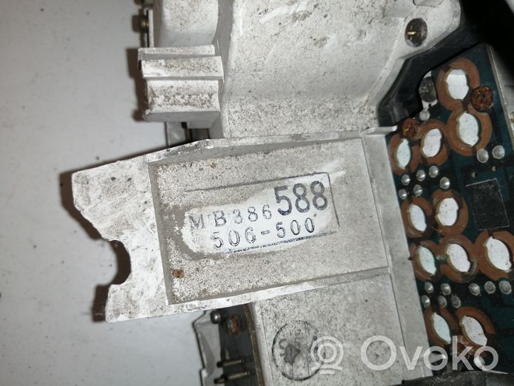 Mitsubishi Pajero Spidometrs (instrumentu panelī) MB386588