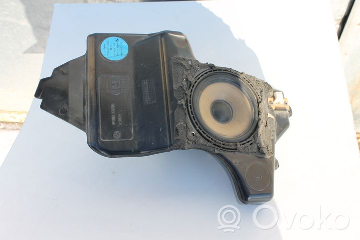 BMW 5 E39 Garsiakalbis (-iai) galinėje palangėje 65138360787