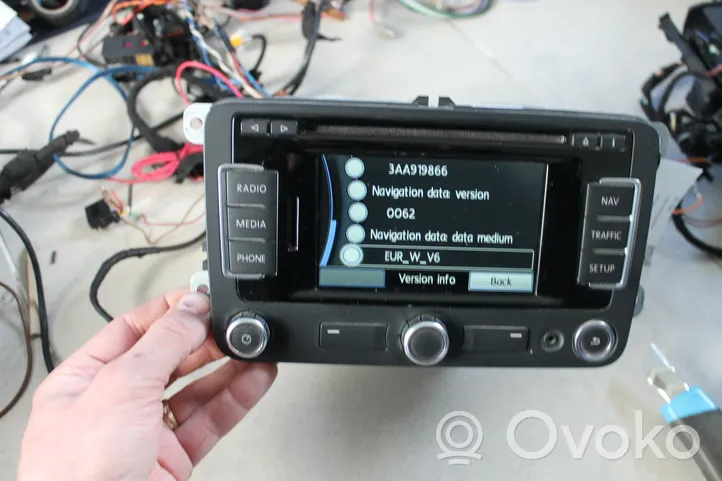 Volkswagen PASSAT B7 Unité principale radio / CD / DVD / GPS 3C8035279R