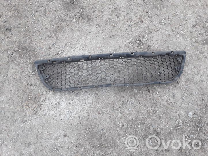 Dacia Logan I Grille calandre supérieure de pare-chocs avant 8200604472