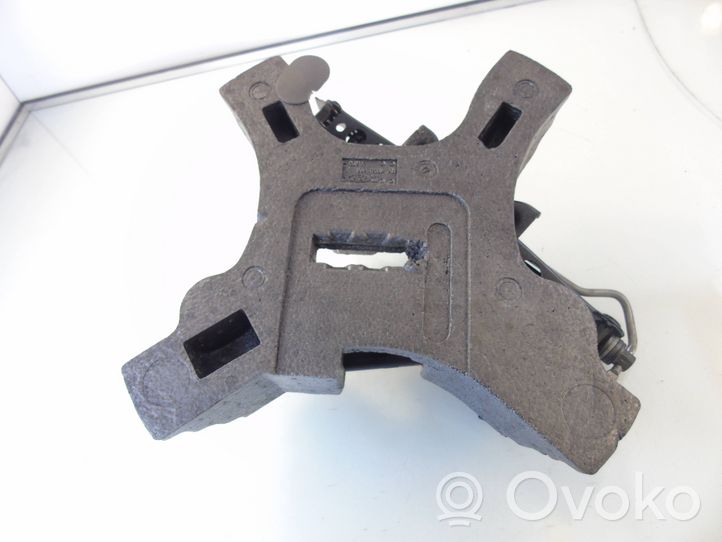 Ford Kuga I Supporto di montaggio ruota di scorta 8V41-17009-AB