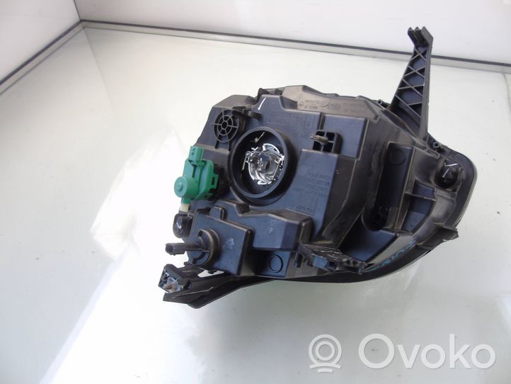 Renault Twingo III Lampa przednia 260103835R