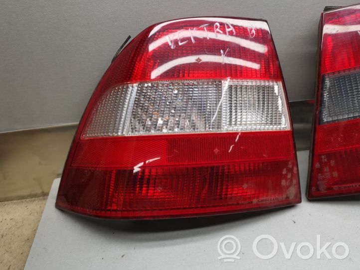 Opel Vectra B Set feux arrière / postérieurs 90568047