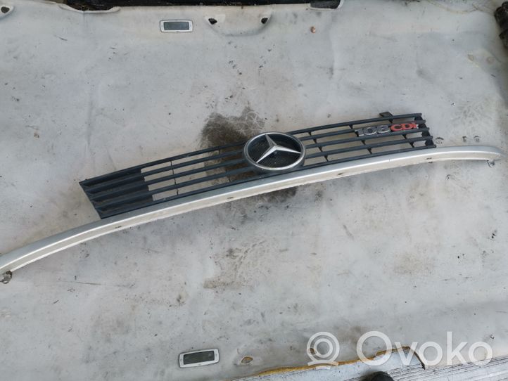 Mercedes-Benz Vito Viano W638 Grille calandre supérieure de pare-chocs avant 