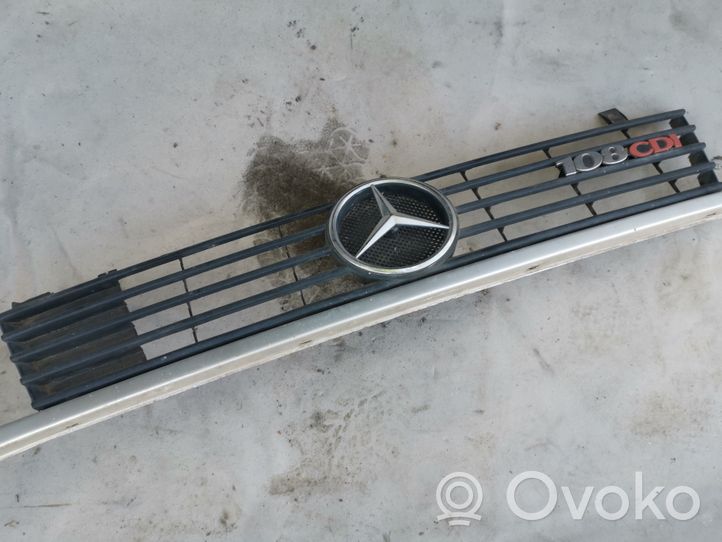 Mercedes-Benz Vito Viano W638 Griglia superiore del radiatore paraurti anteriore 