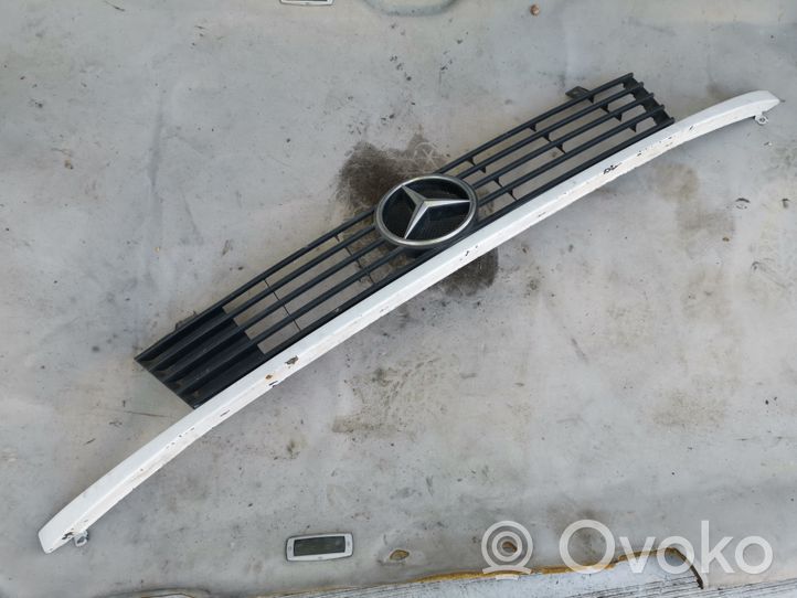 Mercedes-Benz Vito Viano W638 Grille calandre supérieure de pare-chocs avant A6388880415