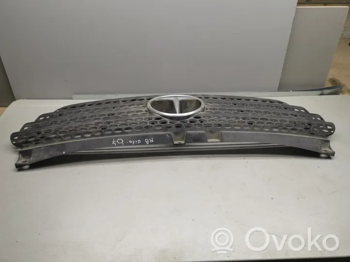 Mercedes-Benz Vito Viano W639 Grille calandre supérieure de pare-chocs avant A6398800185