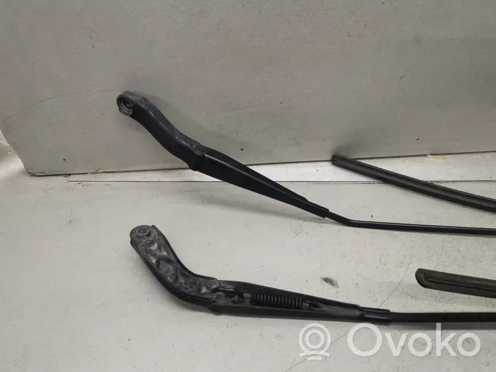 Mercedes-Benz A W169 Bras d'essuie-glace avant A1698200140