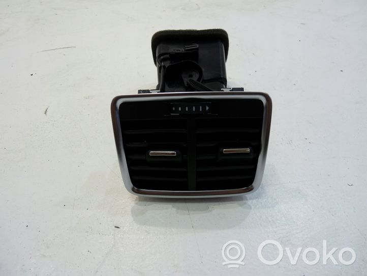 Audi Q3 8U Aizmugurējā gaisa - ventilācijas reste 8U0819203A