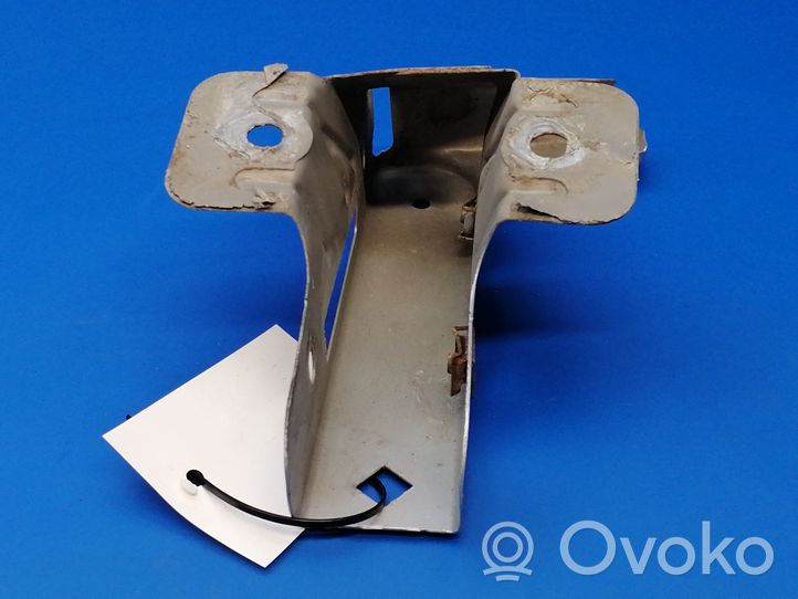Opel Vivaro Fender mounting bracket 93856373