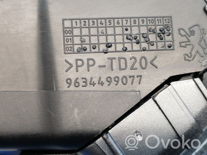 Peugeot 307 Garniture, panneau de grille d'aération latérale 9634499077