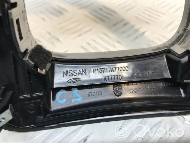 Nissan Qashqai+2 Vaihteenvalitsimen kehys verhoilu muovia P13717A77000