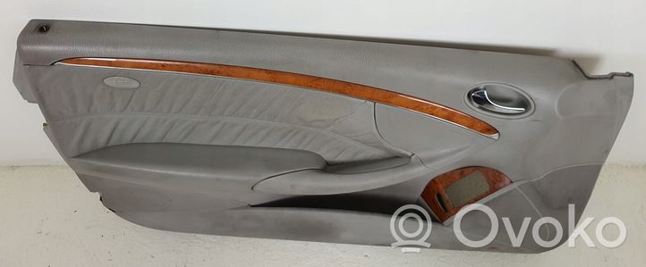 Mercedes-Benz CLK A209 C209 Revestimiento de puerta delantera A2097202770