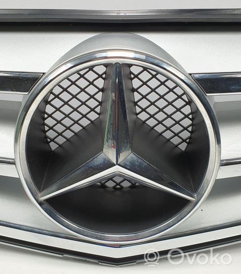 Mercedes-Benz C W204 Grotelės viršutinės A2048800023 A2078880260